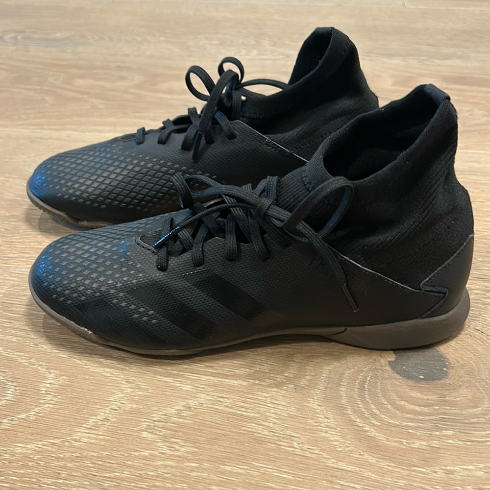 NWOT Men's Adidas predator demonscale